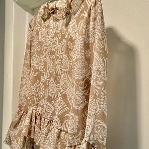 Never worn top, works with jeans or skirts.